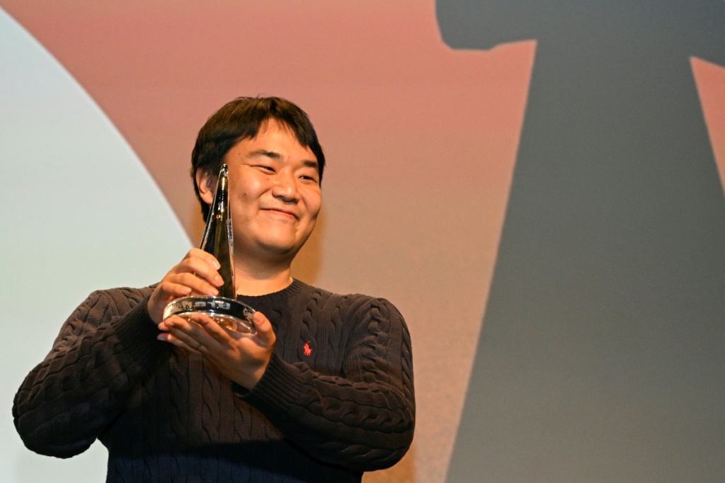 المخرج الكوري الجنوبي جيسون يو متسلماً الجائزة الكبرى للدورة الحادية الثلاثين من مهرجان جيرارمير الدولي الشهير لأفلام الفانتازيا في شرق فرنسا في 28 كانون الثاني/يناير 2024 (ا ف ب)