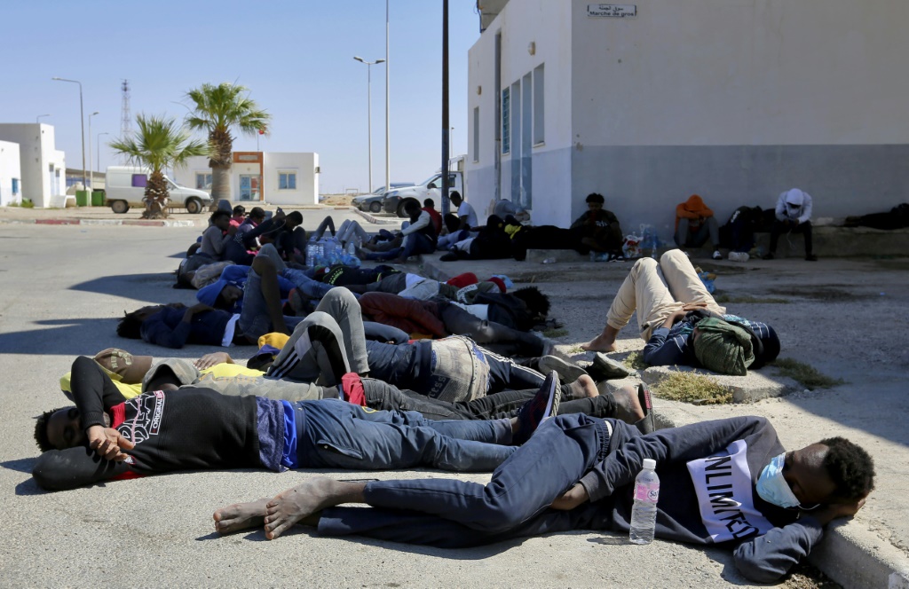 تعدّ ليبيا المطلّة على البحر المتوسط نقطة عبور للكثير من المهاجرين غير النظاميين إلى أوروبا، بينما يقبع الآلاف منهم داخل السجون الليبية (أ ف ب)
