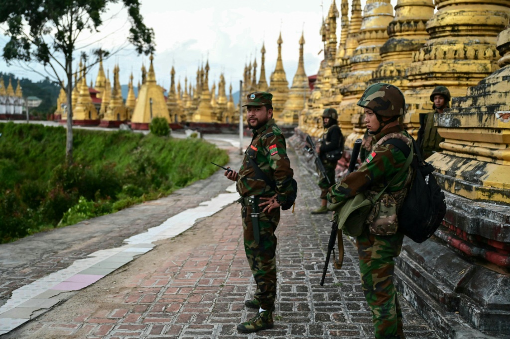 عناصر من جيش التحرير الوطني تانغ يحرسون في منطقة معابد تلة تمت السيطرة عليها من ايدي الجيش البورمي في نامشان في ولاية شان بشمال بورما في 13 كانون الاول/ديسمبر 2023. (ا ف ب)