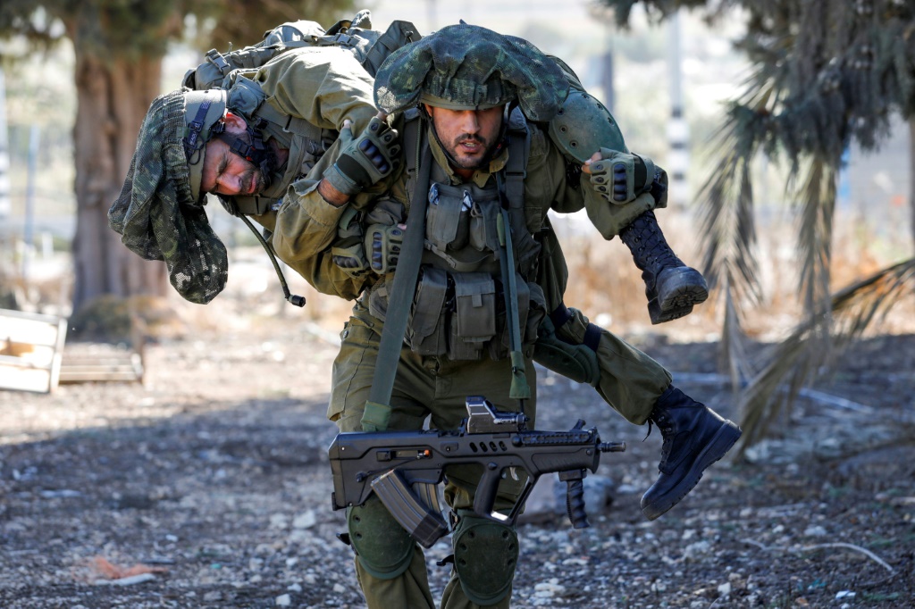 لتلقيه ضربات موجعه.. الجيش الإسرائيلي يقرر تقلص قواته بالبلدات القريبة من حدود لبنان (أ ف ب)