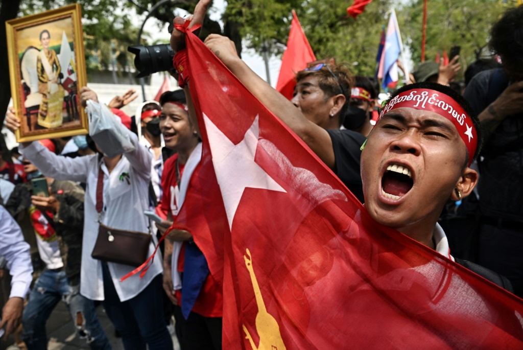 وبينما كانت شوارع يانجون هادئة، ردد نحو 300 متظاهر في بانكوك - تحت أنظار الشرطة التايلاندية - شعارات مناهضة للمجلس العسكري. (ا ف ب)