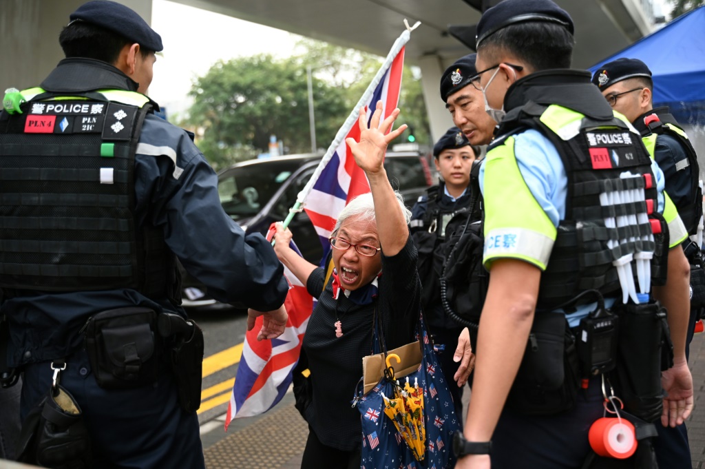 متظاهرة مؤيدة للديمقراطية تعرف باسم "الجدة وونغ" تردد شعارات خارج محكمة غرب كولون في هونغ كونغ، حيث أدين أربعة رجال بارتكاب أعمال شغب يوم الخميس. (ا ف ب)