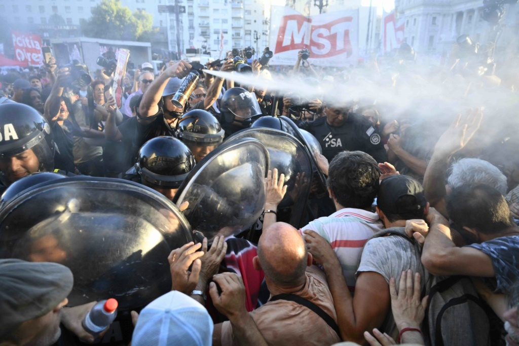 شرطة مكافحة الشغب تستخدم الغاز المسيل للدموع خلال تظاهرة أمام الكونغرس الأرجنتيني في 2 شباط/فبراير 2024 (ا ف ب)