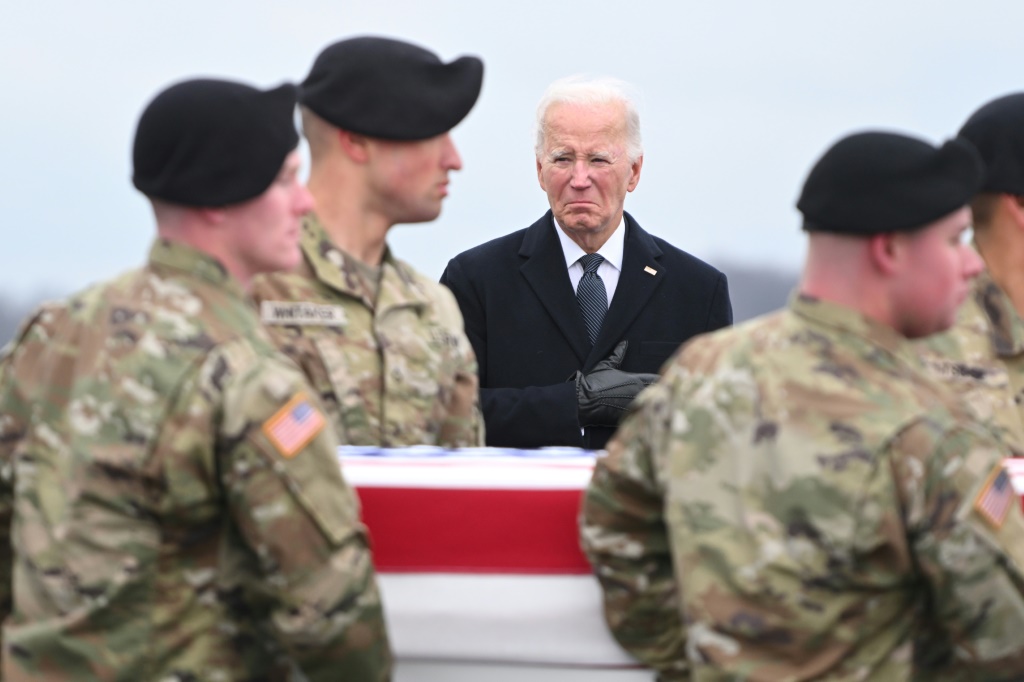 الرئيس الأمريكي جو بايدن يشاهد إعادة رفات ثلاثة جنود أمريكيين قتلوا في هجوم بطائرة بدون طيار في الأردن (أ ف ب)   