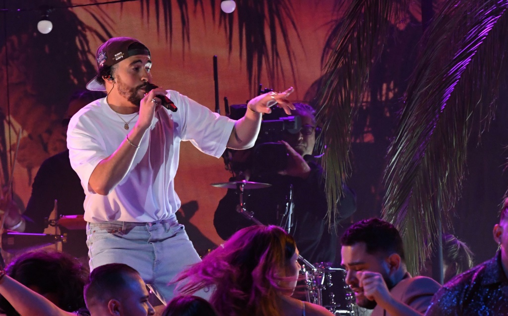 المغني البورتوريكي باد باني خلال الاحتفال الخامس والستين لتوزيع جوائز "غرامي" في لوس أنجليس (ولاية كاليفورنيا) في 5 شباط/قبراير 2023 (ا ف ب)