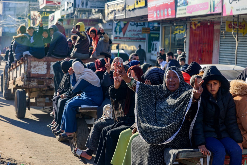 أشخاص يستخدمون جرارًا كوسيلة نقل في رفح بجنوب قطاع غزة في 4 فبراير 2024، مع استمرار القتال بين إسرائيل وحركة حماس الفلسطينية. (أ ف ب)   