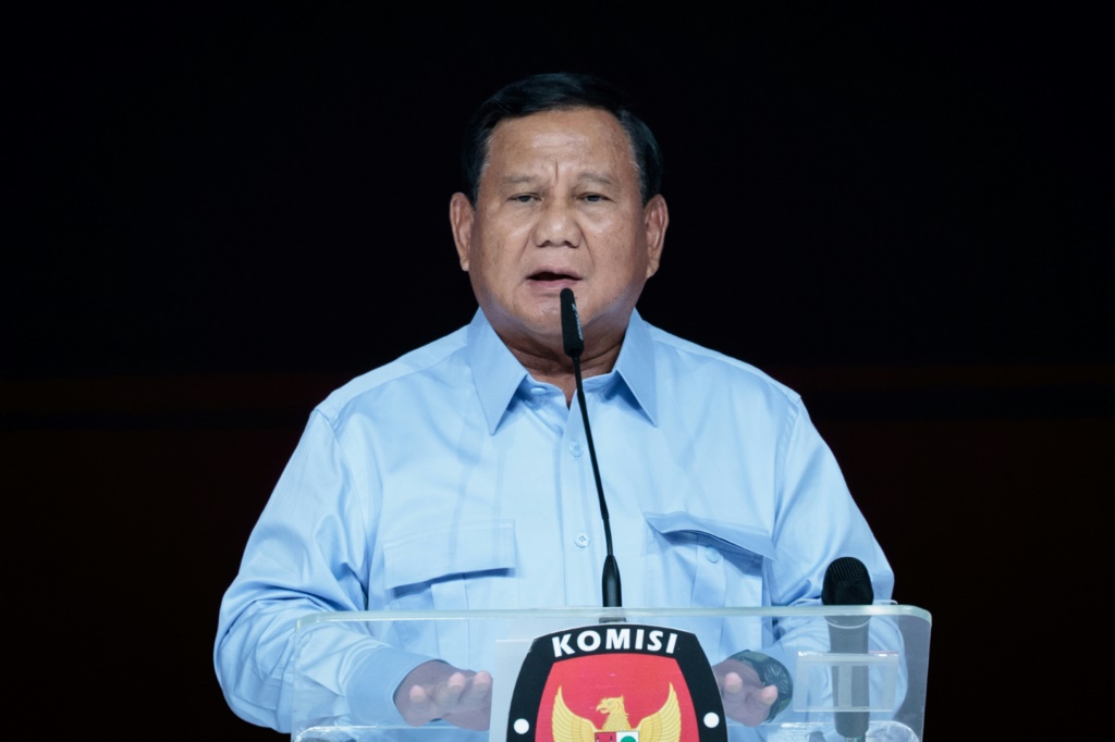 المرشح الرئاسي ووزير الدفاع الإندونيسي برابوو سوبيانتو يتحدث خلال المناظرة الأخيرة قبل الانتخابات الرئاسية في البلاد (ا ف ب)   