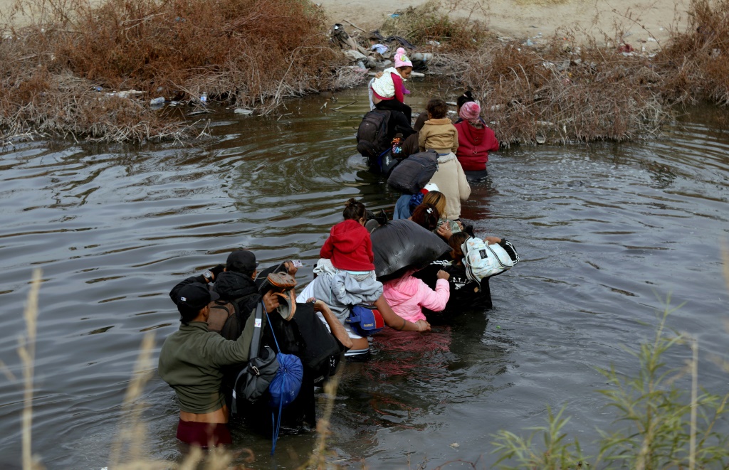 مهاجرون يعبرون نهر ريو غراندي في الولايات المتحدة بتاريخ 19 كانون الأول/ديسمبر 2023 (أ ف ب)