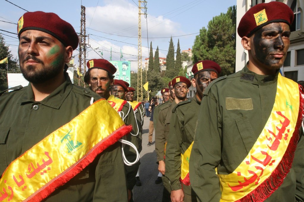 أعلن "حزب الله" اللبناني، في وقت سابق، ملخص عملياته العسكرية، حيث استهدف مواقع الجيش الإسرائيلي وتموضعات لجنوده في القطاعين الشرقي والغربي من جنوب لبنان (أ ف ب)