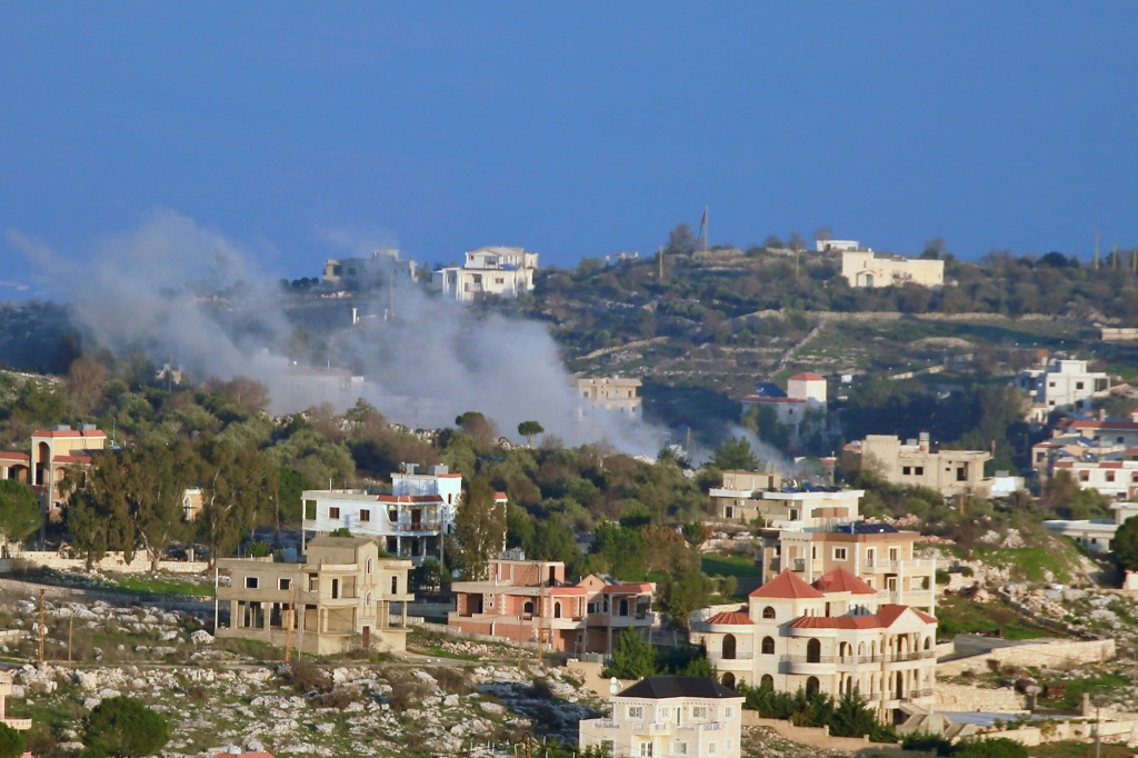 الطيران الحربي الإسرائيلي شن غارة على أطراف بلدة مروحين، جنوب لبنان (أ ف ب)