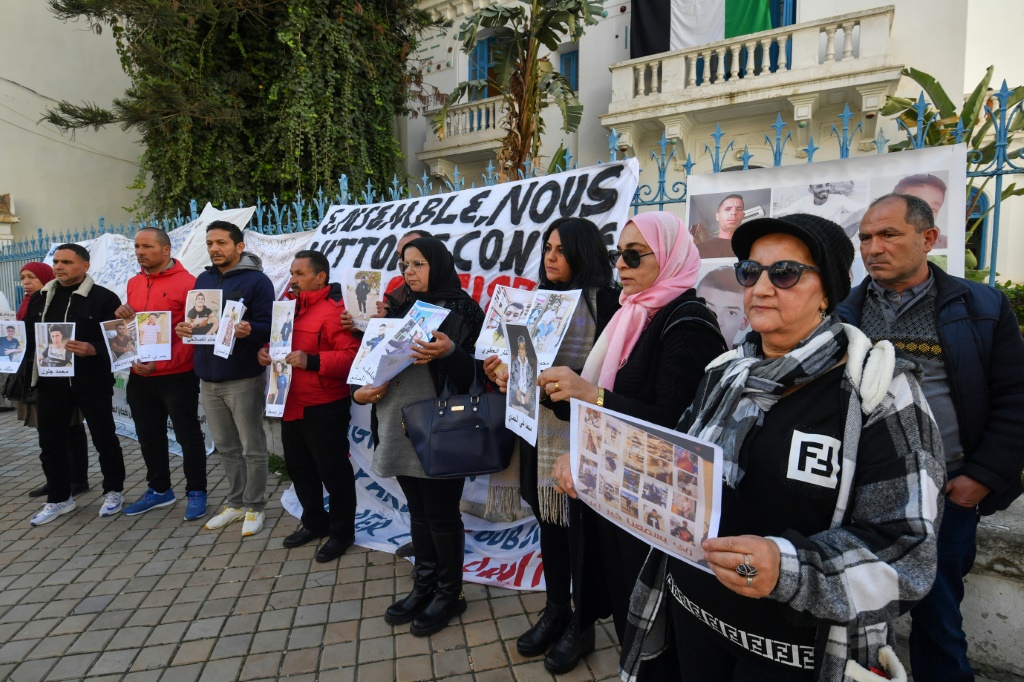    ذوو مهاجرين تونسيين مفقودين في تظاهرة في تونس في السادس من شباط/فبراير 2024 (أ ف ب)   