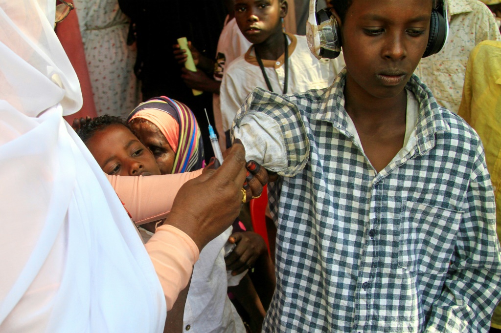 طفل سوداني يتلقى جرعة لقاح في في ولاية القضارف الساحلية بالسودان في 22 كانون الثاني/يناير 2024 خلال حملة تلقيح ضد فيروس الحصبة والحصبة الألمانية (ا ف ب)