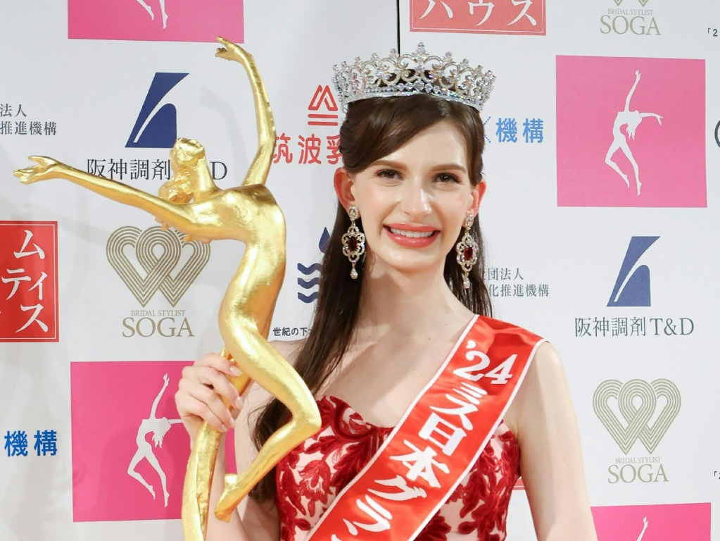 كارولينا شينو تحمل كأس ملكة جمال اليابان في طوكيو بتاريخ 22 كانون الثاني/يناير 2024 (ا ف ب)