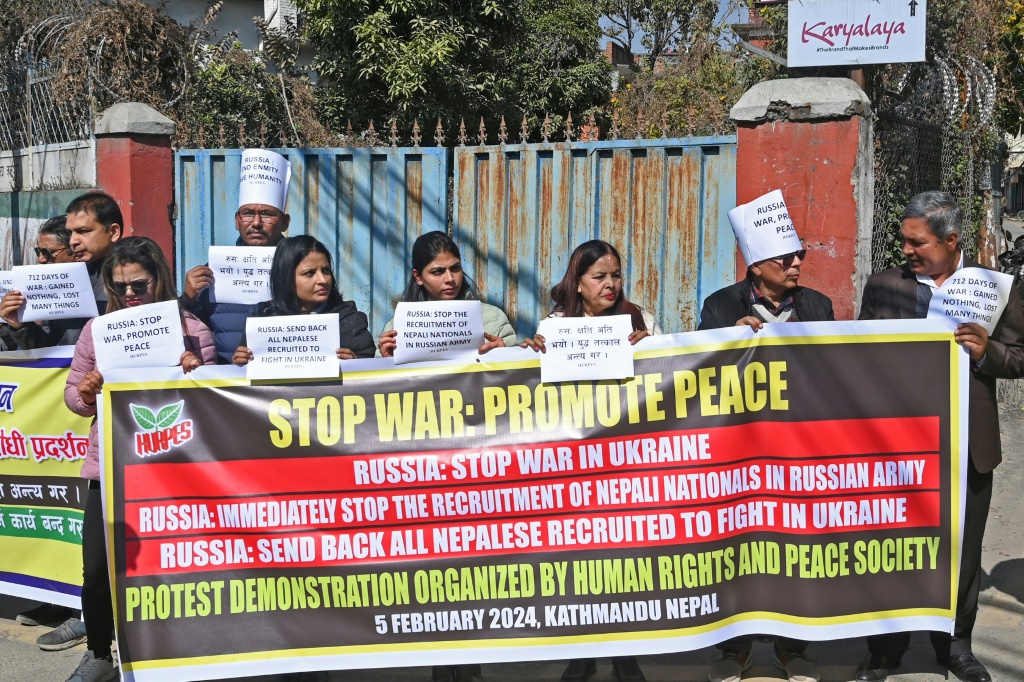 نشطاء حقوق الإنسان يحتجون خارج السفارة الروسية في كاتماندو في 5 فبراير 2024، احتجاجًا على تجنيد المواطنين النيباليين في الجيش الروسي (أ ف ب)   