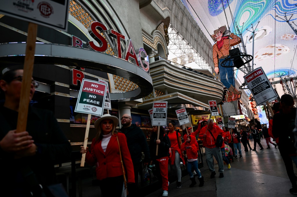 أنصار نقابة عمال الطهي يحملون لافتات اعتصام تطالب بعقد عادل خارج كازينو Golden Nugget في لاس فيغاس في 2 فبراير 2024 (أ ف ب)   