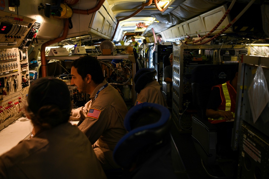 ستساعد القراءات التي تم جمعها على متن طائرة DC-8 المجهزة خصيصًا لوكالة ناسا العلماء على تحديد كيفية انتشار الملوثات في الهواء. (ا ف ب)
