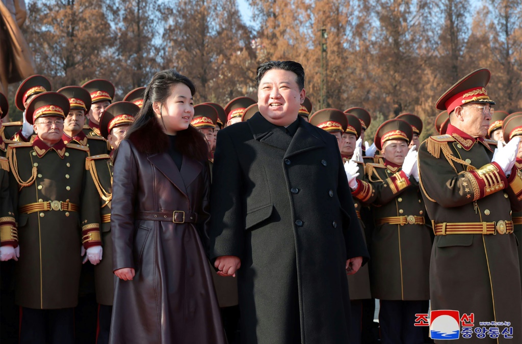 تظهر صورة نشرتها وكالة الأنباء المركزية الكورية الرسمية في كوريا الشمالية، كيم جونغ أون (في الوسط) وهو يمسك بيد ابنته، جو آي، التي يقول بعض المحللين إنه يتم إعدادها كزعيم مقبل (ا ف ب)