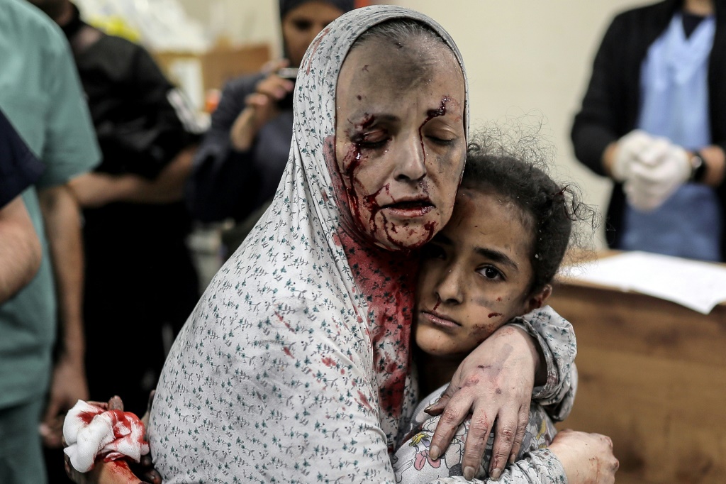 تشير التقارير إلى مقتل أكثر من 27 ألف فلسطيني في غزة، بعد أربعة أشهر من الحرب، مع نزوح معظم سكان القطاع ومواجهتهم المرض والجوع. (أ ف ب)