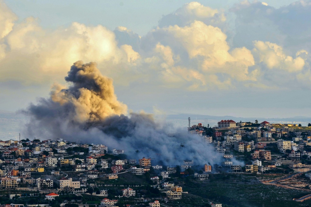 دخان يتصاعد فوق بلدة الخيام جنوب لبنان بعد غارة جوية إسرائيلية (ا ف ب)   