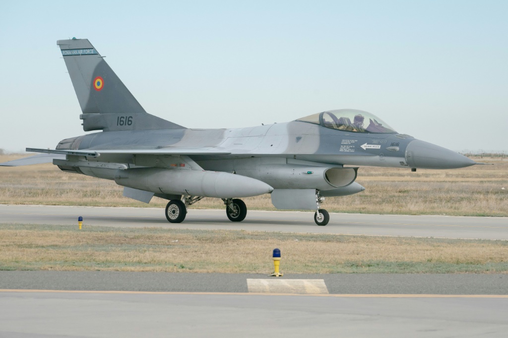 سيتم عرض الطائرة اف-16 في فيتيستي في رومانيا في 13 تشرين الثاني/نوفمبر 2023. (ا ف ب)