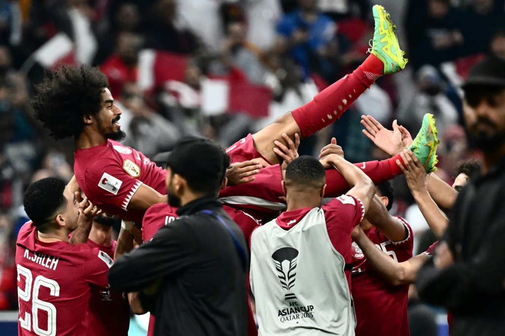 سجّل أكرم عفيف ثلاث ركلات جزاء في النهائي ضد الأردن وحصد لقب كأس آسيا وجائزة الهداف (ا ف ب)