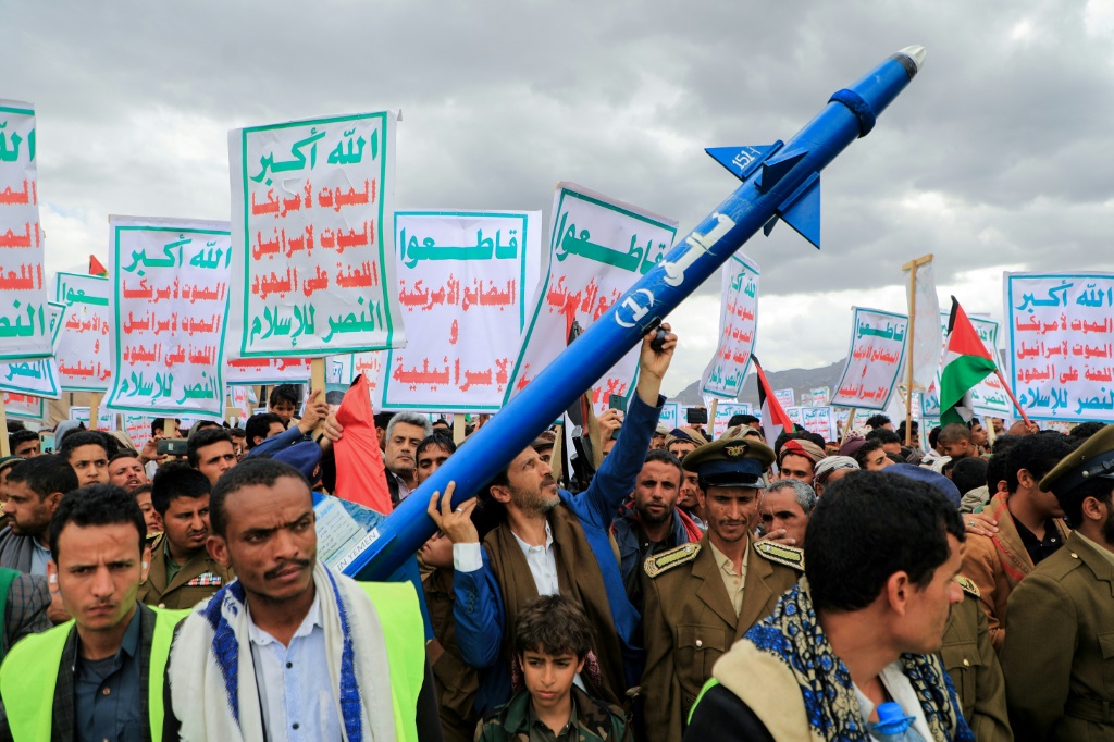 حركة تظاهرية مجسمة خلال حشد من القادة العسكريين الذين يديرونها الحوثيون في 9 فبراير/شباط 2024 دعما لحركة فكرية وسطية بين نشطاء الحركة الحماسية وحركة حماس في غزة. (ا ف ب)