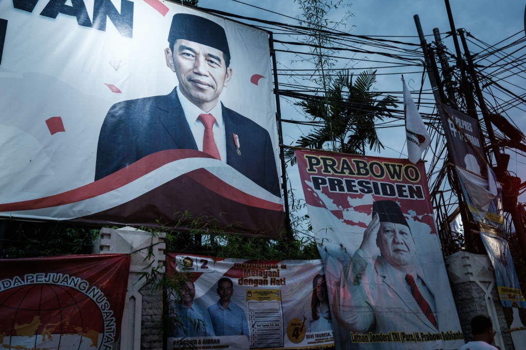 ألقى الرئيس الإندونيسي جوكو ويدودو بثقله خلف حملة وزير الدفاع برابوو سوبيانتو. (ا ف ب)