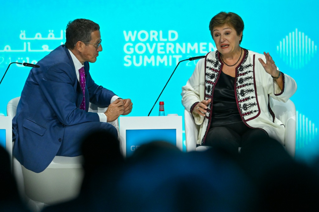 المديرة العامة لصندوق النقد الدولي كريستالينا جورجييفا (على اليمين) تتحدث خلال القمة العالمية للحكومات في دبي في 12 فبراير 2024. (أ ف ب)   