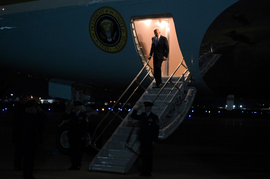 الرئيس الأمريكي جو بايدن ينزل من طائرة الرئاسة لدى وصوله إلى قاعدة أندروز المشتركة في ماريلاند، في 30 يناير 2024. (ا ف ب)