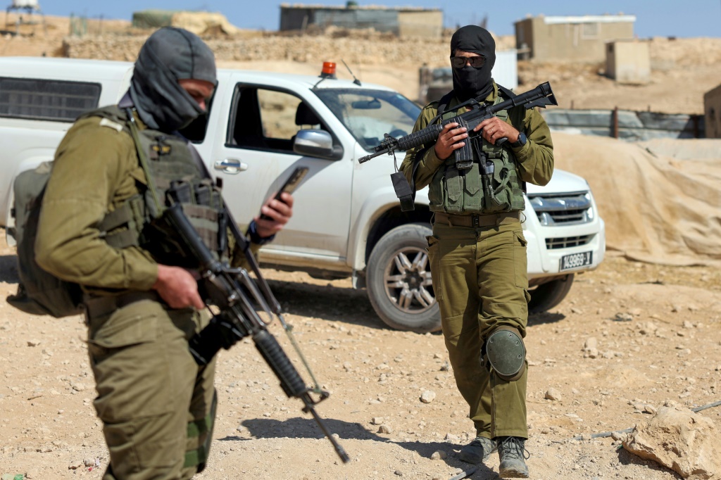 جنود اسرائيليون يسيرون دوريات في بلدة تالا الفلسطينية في الضفة الغربية المحتلة في 26 تشرين الاول/اكتوبر 2023 (أ ف ب)   
