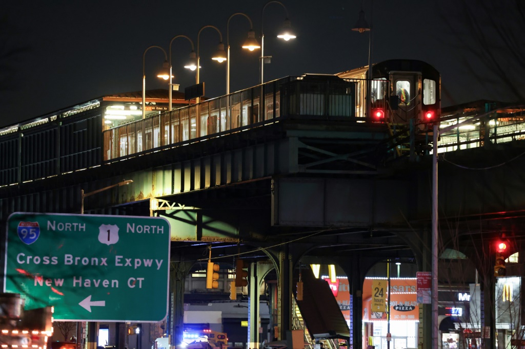 محطة ماونت إيدن أفينيو للمترو في حي برونكس في نيويورك كما بدأت ببداية إطلاق النار في 12 شباط/فبراير 2024. (ا ف ب)