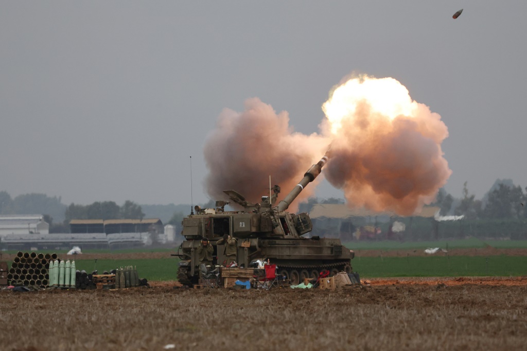 دبابة إسرائيلية تقصف قطاع غزة من المنطقة الحدودية مع جنوب إسرائيل في 14 كانون الأول ديسمبر 2023 (ا ف ب)