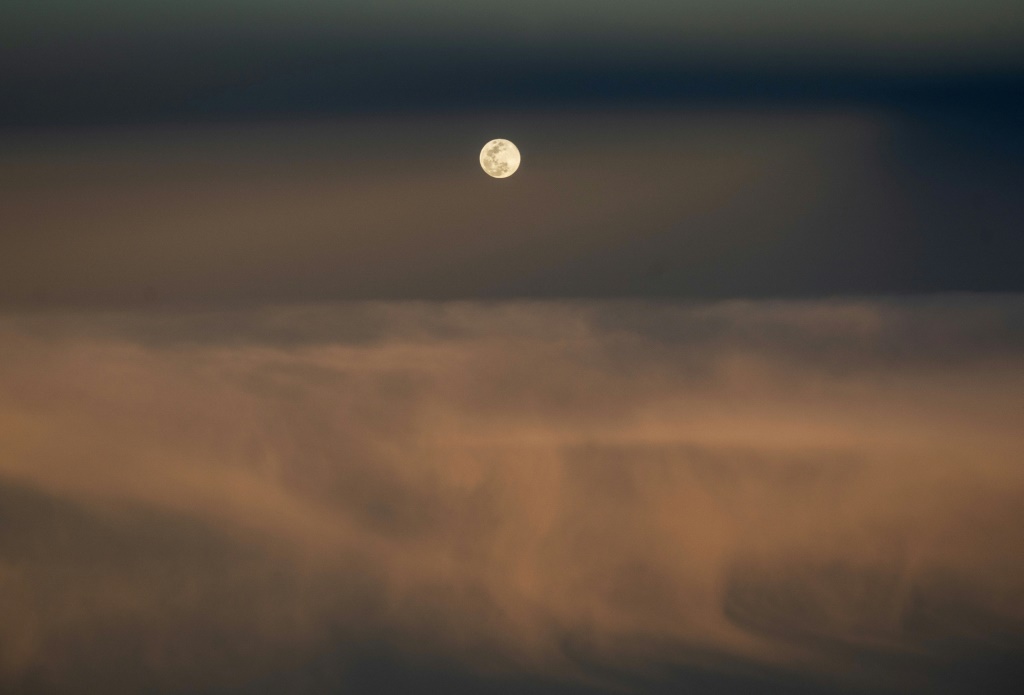 لقطة القمر خلال عاصفة ترابية خارج سواحل الصحراء الغربية في 25 كانون الثاني/يناير 2024. (ا ف ب)