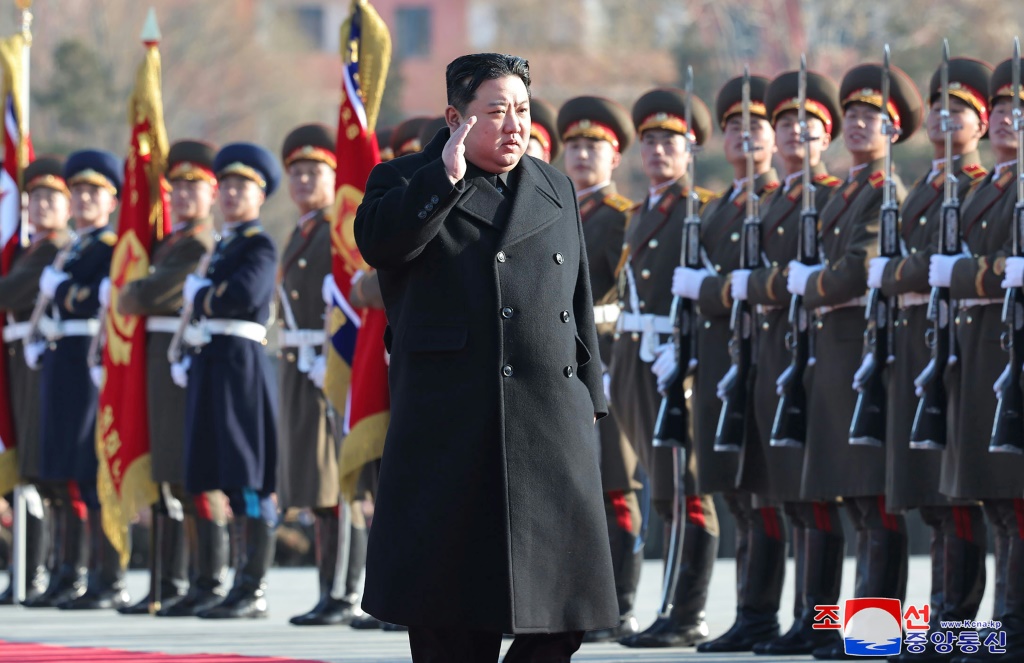 كثف الزعيم الكوري الشمالي كيم جونغ أون، الذي شوهد وهو يراجع القوات، خطابه ضد "العدو الرئيسي" كوريا الجنوبية. (ا ف ب)