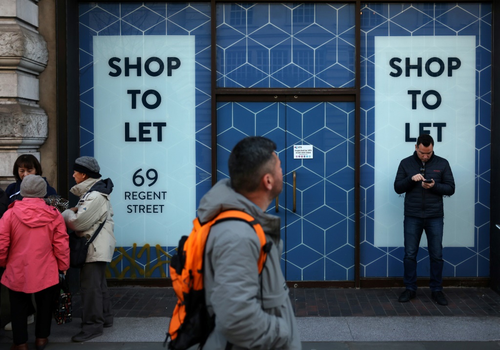 مارة يسيرون أمام متجر مغلق معروض للإيجار في شارع ريجنت بوسط لندن في 12 شباط/فبراير 2024 (أ ف ب)   