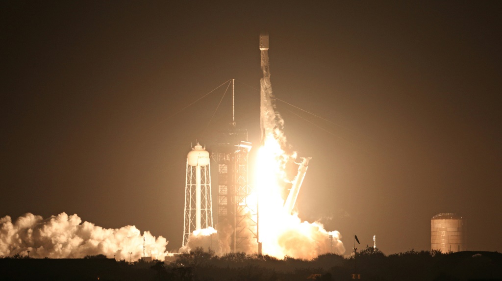 طلب  فالكون 9 من سبايس اكس ينطلق من كينيدي الفضائي في فلوريدا حامل مركبة قمرية  نوفا سي  تابعة لشركة  إنتويتف ماشينز  في 15 شباط فبراير 2024. (ا ف ب)