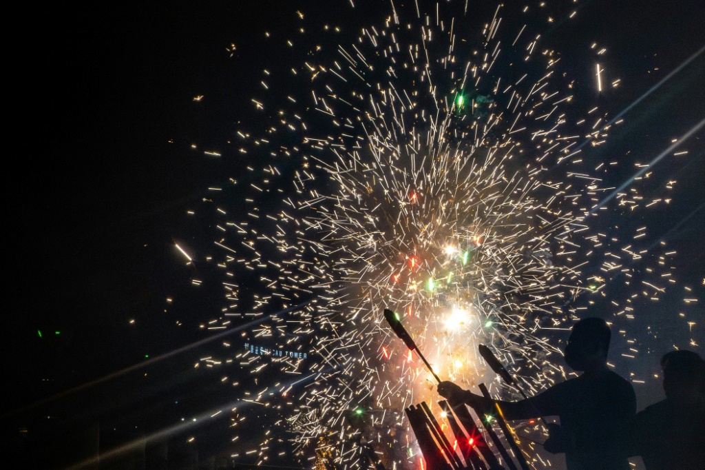 يضيء سكان ماكاو والسياح على حد سواء سماء الليل بالألعاب النارية احتفالاً بالعام القمري الجديد للتنين. (ا ف ب)