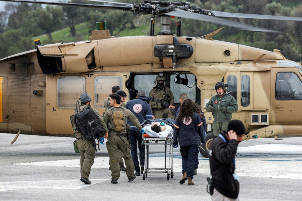 جندي ومسعفون ينقل عن أحد أنه قصف من جنوب لبنان على شمال إسرائيل في مستشفى سيفين بمدينة صفد في 14 شباط/فبراير 2024. (ا ف ب)