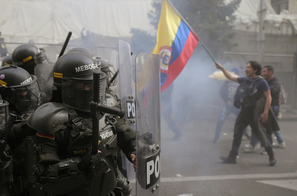 اشتباكات بين ضباط شرطة مكافحة الشغب ومتظاهرين نظموا مسيرة لدعم ترشيح الرئيس جوستافو بيترو لمنصب النائب العام ( ف ب)   