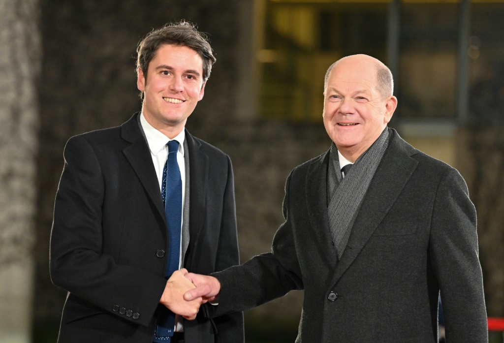 المستشار الألماني أولاف شولتس (يمين) ورئيس الوزراء الفرنسي غابريال أتال في المستشارية الألمانية في برلين في الخامس من شباط/فبراير 2024 (أ ف ب)   