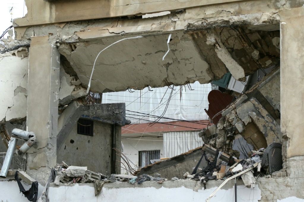 صورة ملتقطة في 15 شباط/فبراير 2024 تظهر الأضرار اللاحقة بمبنى استهدف ليلا بضربة أإسرائيلية في مدينة النبطية في جنوب لبنان (أ ف ب)   