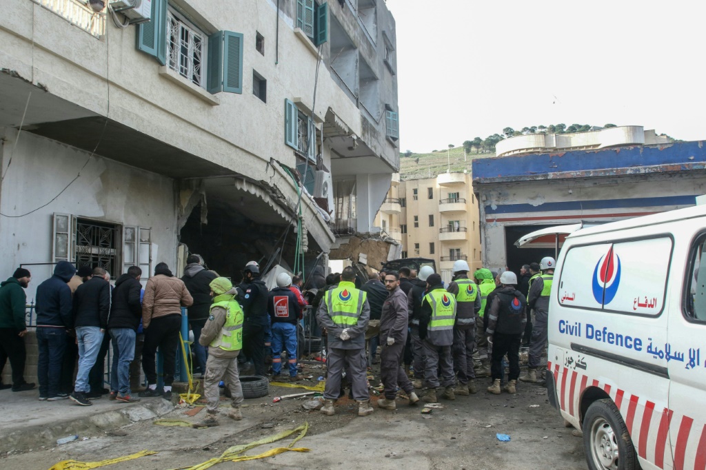 فرق الإنقاذ تتفقد مبنى استهدف بغارة إسرائيلية في النبطية بتاريخ 15 شباط/فبراير 2024. (ا ف ب)