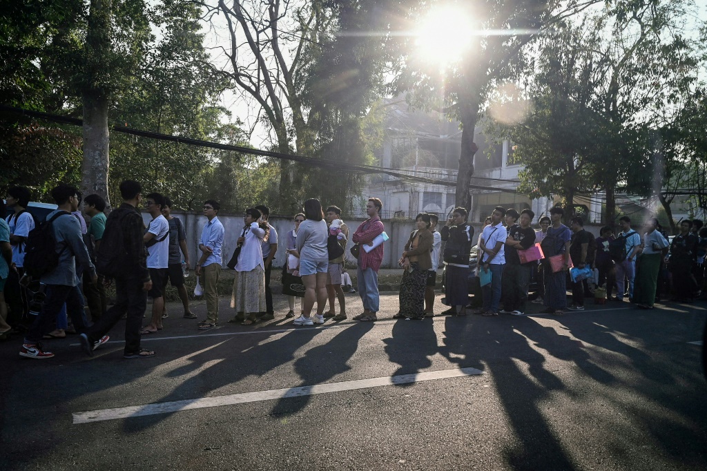 أشخاص يقفون في طابور للحصول على تأشيرات في السفارة التايلاندية في يانغون بعد أن قالت الحكومة العسكرية في ميانمار إنها ستفرض الخدمة العسكرية (ا ف ب)
