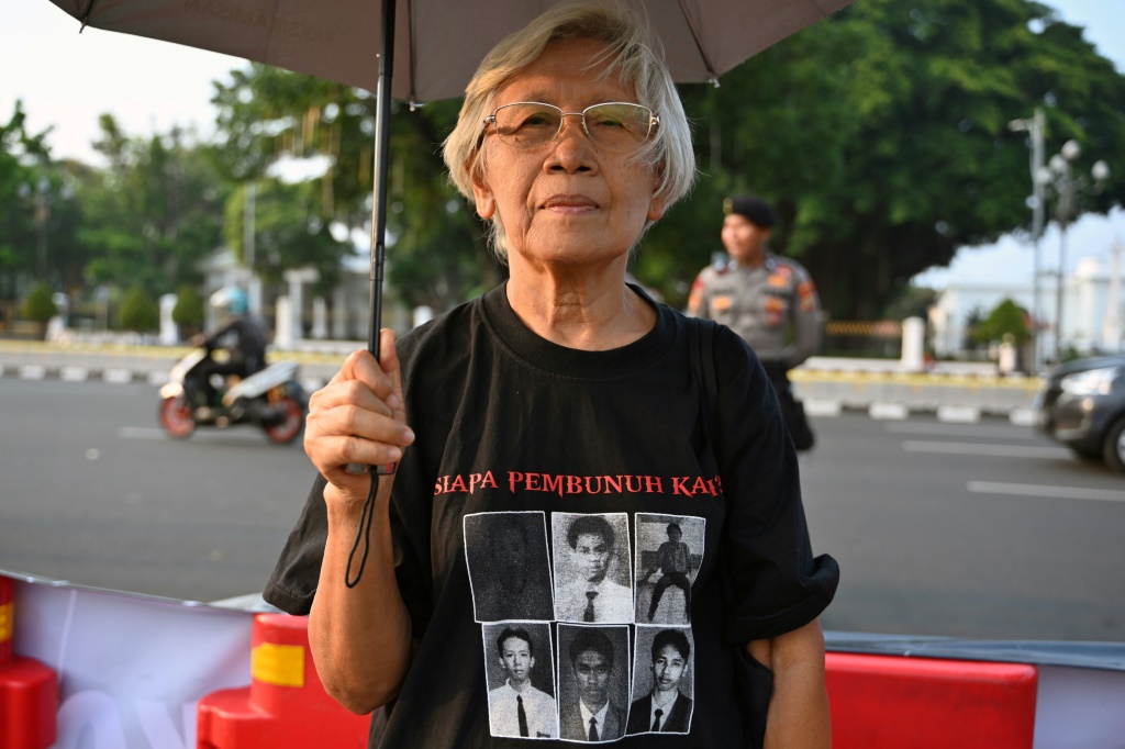ماريا كاتارينا سومارسيه، التي قُتل ابنها واوان برصاص الجيش بعد سقوط الدكتاتور سوهارتو عام 1998، تحتج أسبوعيًا في جاكرتا (أ ف ب)   