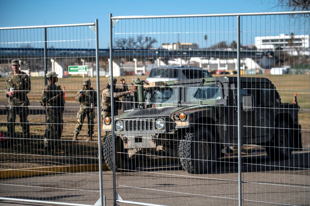 أعضاء الحرس الوطني في تكساس يقفون خلف سياج في شيلبي بارك في 3 فبراير 2024 في إيجل باس، تكساس (ا ف ب)