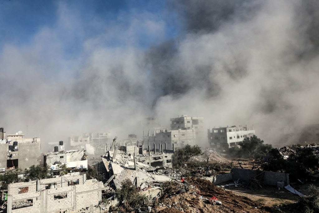 صورة تم التقاطها خلال جولة مراقبة وتم تحريرها لاحقا تحت إشراف الجيش الإسرائيلي-- تظهر هذه الصورة التي تم التقاطها في 19 كانون الأول/ديسمبر 2023 دخانا يتصاعد فوق مبان متضررة خلال عملية عسكرية إسرائيلية في شمال قطاع غزة (أ ف ب)   
