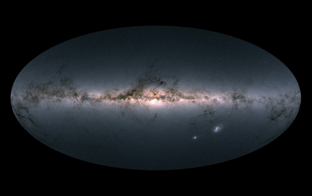 صورة وفرتها وكالة الفضاء الأوروبية في 25 نيسان أبريل 2018 لمجرة درب التبانة والمجرات المجاورة من خلال رصد تلسكوب غايا 1,7 مليار نجمة (ا ف ب)