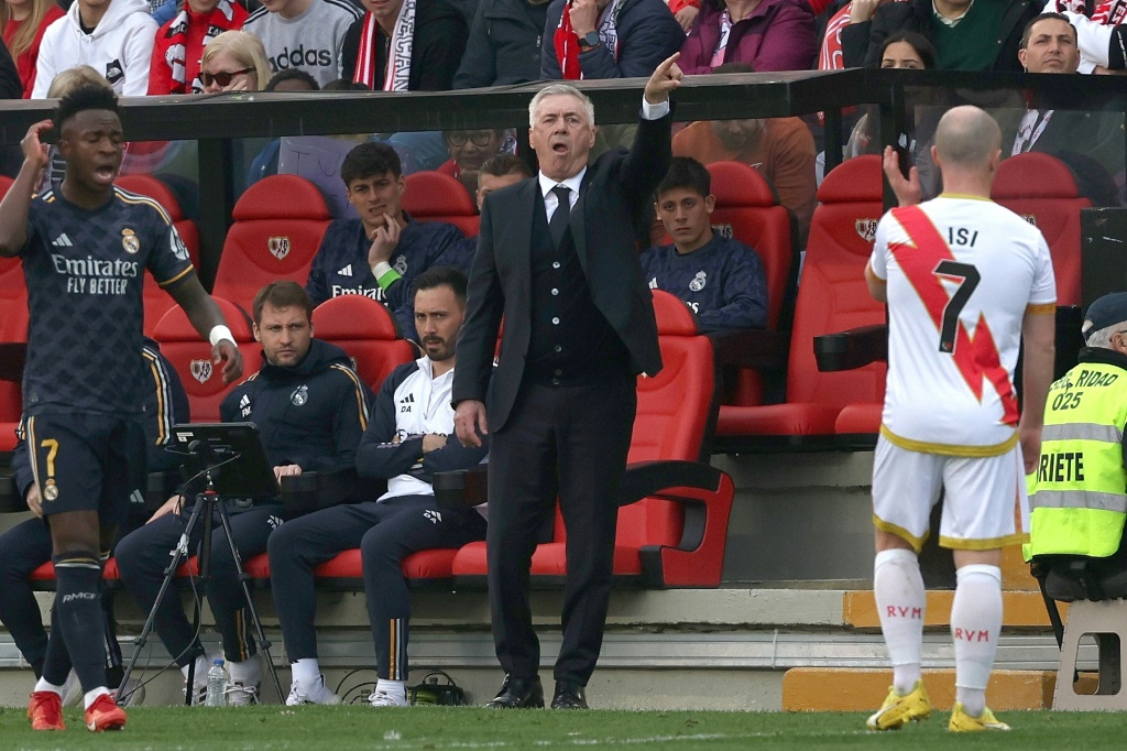 المدرب الايطالي لريال مدريد كارلو انشيلوتي خلال اللقاء ضد رايو فايكانو في الدوري الاسباني لكرة القدم. مدريد في 18 شباط/فبراير 2024 (ا ف ب)