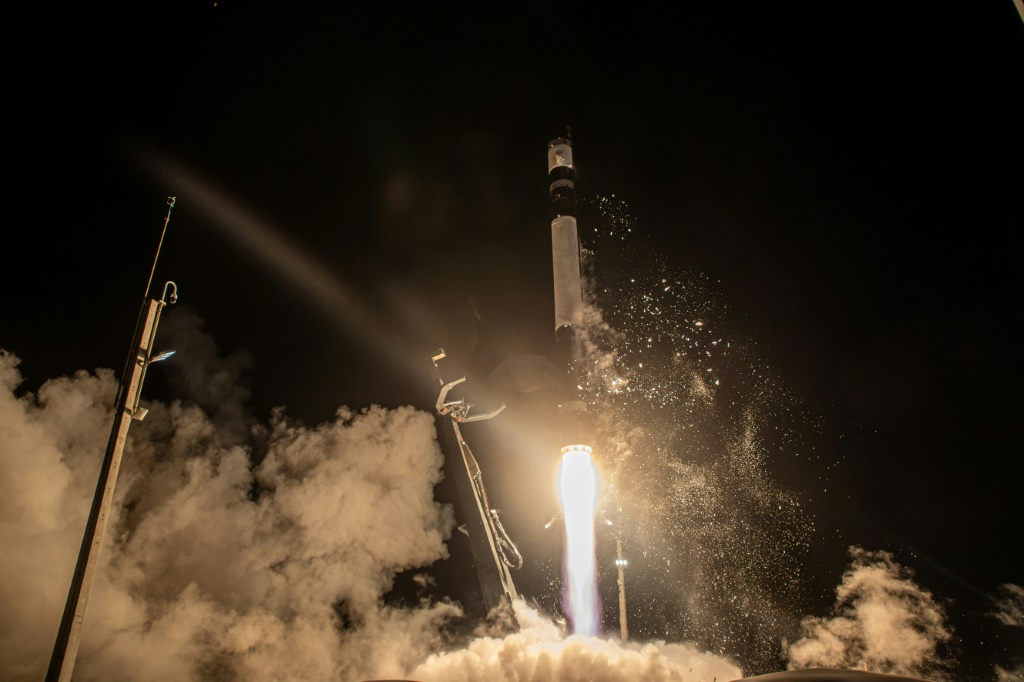 صورة وفرها "روكيت لاب" لإقلاع صاروخ من ماهيا في نيوزيلندا في 19 شباط/فبراير 2024 حاملاً مسبار "أدراس- جاي" التابع لشركة "أستروسكايل" والمخصص لرصد قطع الحطام الفضائي وفحصها. (ا ف ب)