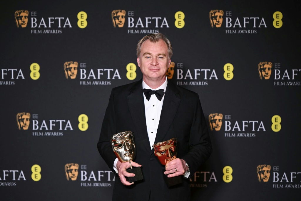 المنتج والمخرج البريطاني كريستوفر نولان بعد فوزه بجائزتي "بافتا" لأفضل فيلم وأفضل مخرج عن "أوبنهايمر" في 18 شباط/فبراير 2024 في لندن (ا ف ب)